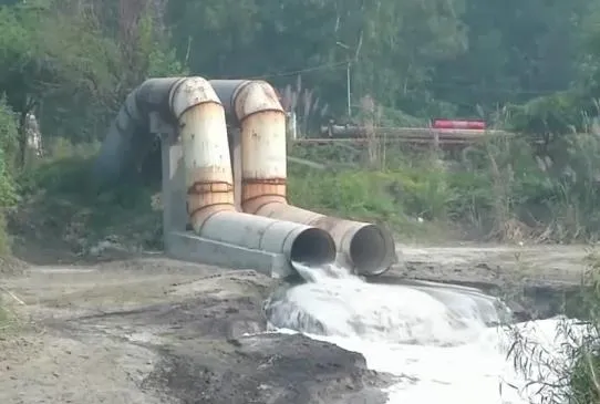 河裡漂滿有毒泡沫,印度民眾一臉從容跳進去沐浴刷牙 河裡漂滿有毒泡沫,印度民眾一臉從容跳進去沐浴刷牙