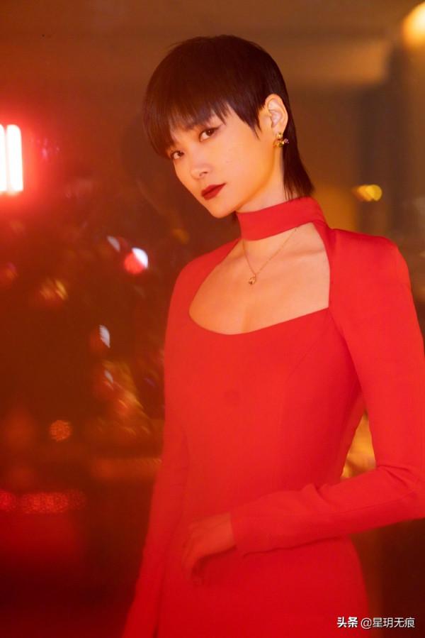 李宇春衛視春晚演出造型釋出 著珊瑚紅長袖收腰禮服利落大方