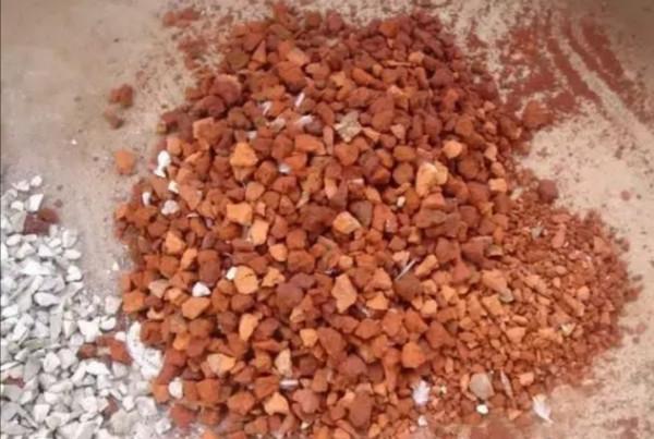 花盆下面填一層“顆粒”,疏鬆透氣不積水,根系生長健壯 花盆下面填一層“顆粒”,疏鬆透氣不積水,根系生長健壯