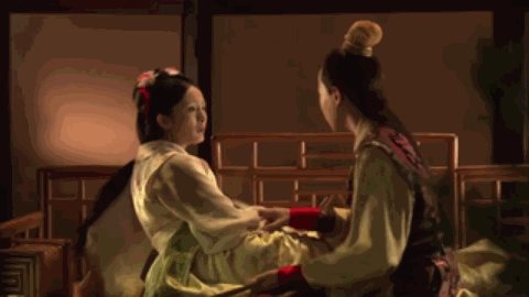 紅樓夢名場面，六版晴雯撕扇，誰靈巧可愛，誰在鬧笑話？