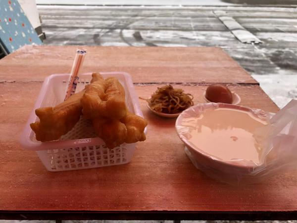 一家風雨無阻開了十幾年的炸油條小攤 一家風雨無阻開了十幾年的炸油條小攤