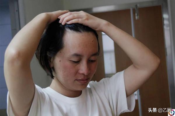 女子懷孕7個月摔跤導致早產，孩子出生僅1.35斤，數次手術求活命