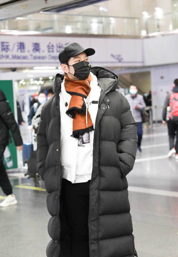 這次是真傷心了，黃曉明離婚後首走機場好深沉，眼睛快腫成單眼皮