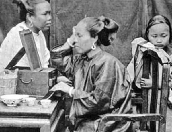 1925年，女匪&OpenCurlyDoubleQuote;駝龍&rdquo;被槍決，行刑前身穿絲綢旗袍，高喊我不怕死