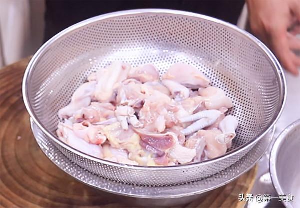 煸炒雞要不要焯水？廚師長教你這個技巧，雞塊鮮嫩入味，香氣十足