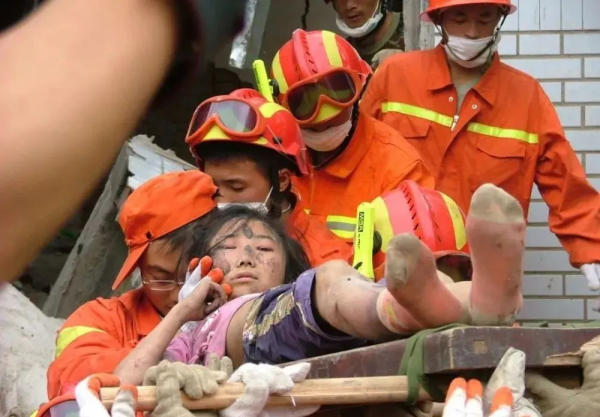 賈玲的新電影太好哭了，那些2021年曾溫暖過世界的凡人英雄，背後的故事我不敢看......