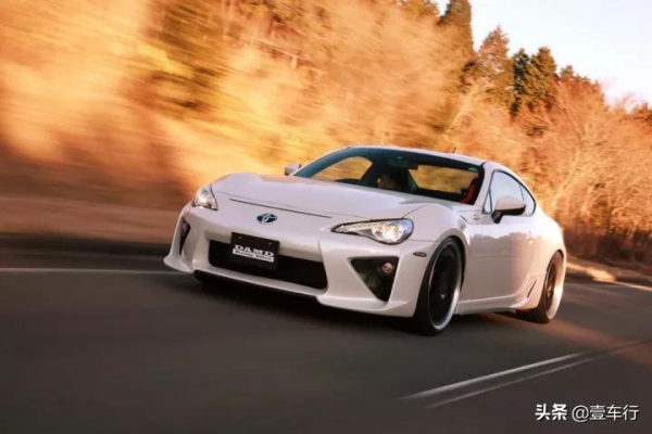 30萬的豐田86很難撩妹了，改成800萬的法拉利才是美女收割機