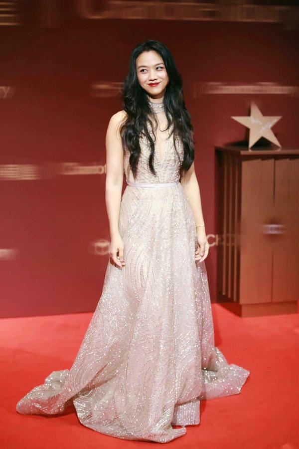 湯唯回國後成大贏家！高調走紅毯造型封神，穿禮服美成“白月光”