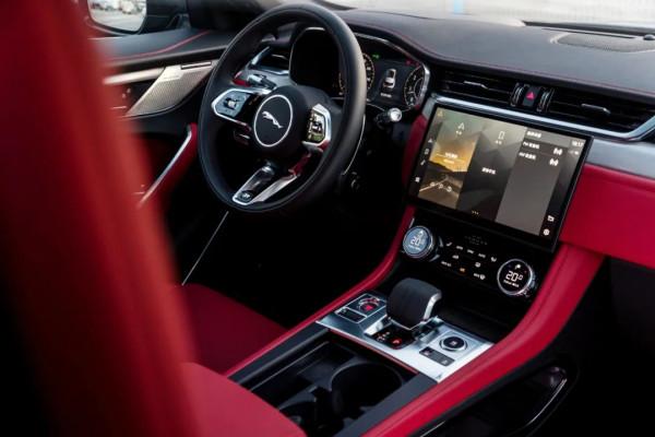 捷豹F-PACE：60萬就有6缸機，操控還特別6？