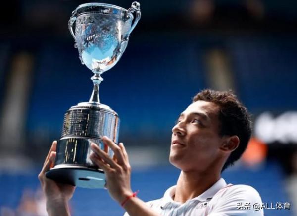 鏖戰223分鐘!美國小將加冕澳網雙冠,亞軍拼到體力透支倒地不起 鏖戰223分鐘!美國小將加冕澳網雙冠,亞軍拼到體力透支倒地不起