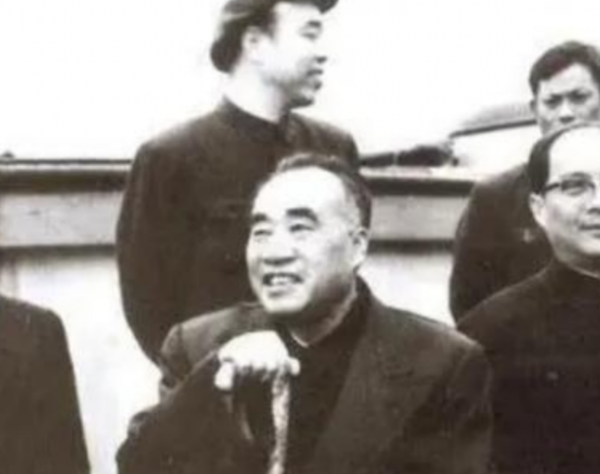 1950年，在一地主家搜出一張欠條，落款是朱德，朱德：讓他來北京