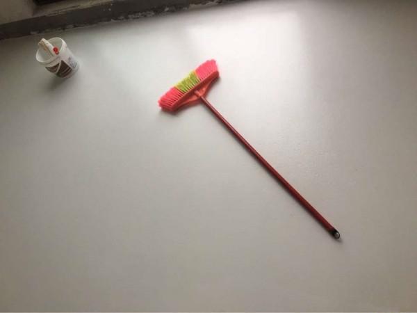 越來越多人家裡地面不鋪地板、瓷磚了，現在流行這樣裝，省錢實用