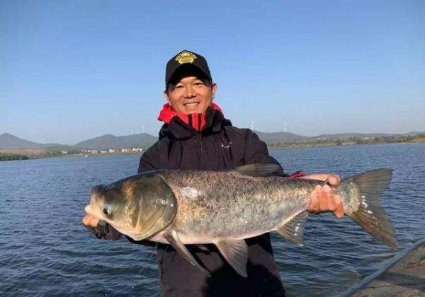 46歲湖北大叔，靠釣魚積累千萬粉絲，單場直播賣貨超100萬元