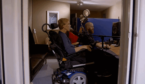 用眼球走路、靠AI說話，英國科學家機械飛昇對抗漸凍症