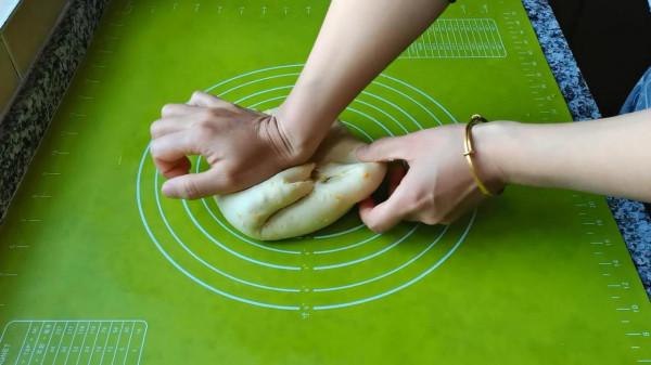 用橙子給家人做麵包，香甜鬆軟，橙香味兒十足，大人孩子都愛吃