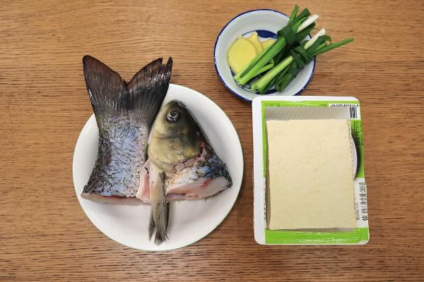 秋天多喝魚頭豆腐湯，湯汁乳白，有人用涼水有人用熱水，有講究