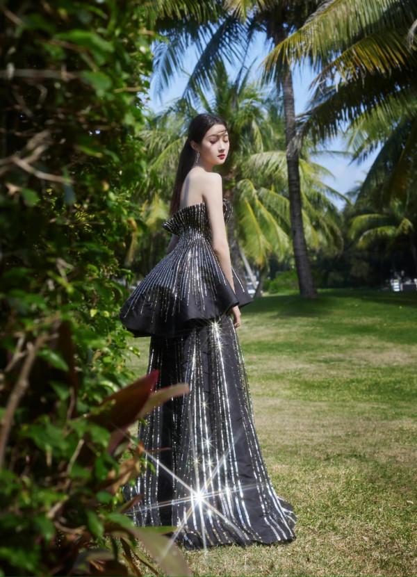 GQ走秀：熱依扎帥氣利落，熱巴藍玫瑰扮相顯得很有故事