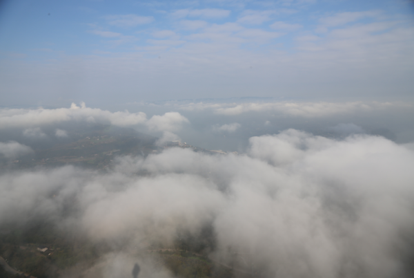 坐索道，觀雲海