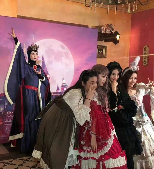 Baby帶兒子提前過萬聖節!穿暗黑洛麗塔別有風情,小海綿個頭不小 Baby帶兒子提前過萬聖節!穿暗黑洛麗塔別有風情,小海綿個頭不小