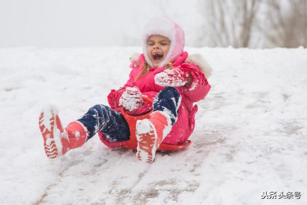 蹓冰船、滾雪球，是冬天孩子最快樂的玩耍———《木根根》連載8