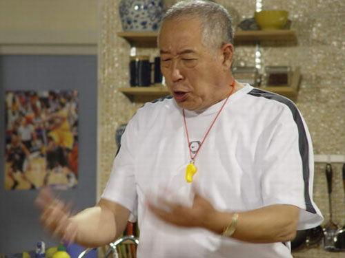 “傅明”文興宇：9歲喪父，妻子比他小6歲，一天三包煙患癌去世