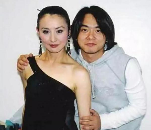 36歲嫁入豪門,6年後被曝出軌“乾兒子”,前夫的話讓她身敗名裂 36歲嫁入豪門,6年後被曝出軌“乾兒子”,前夫的話讓她身敗名裂