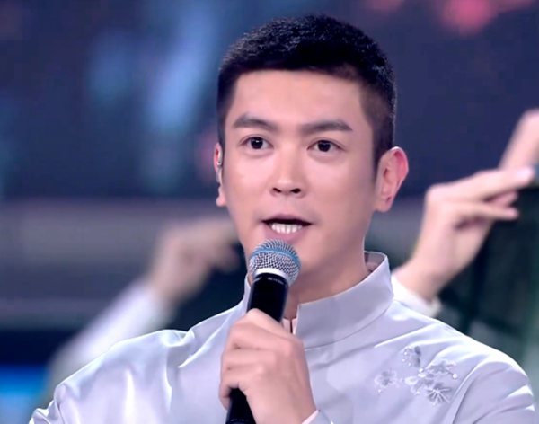 把唐國強和張國立安排在一起，導演用心了，殷秀梅把晚會推向高潮