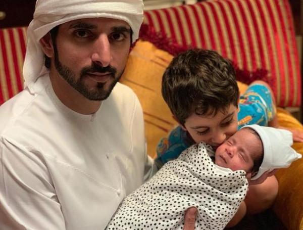 迪拜4個月小王子小公主露面,被71歲爺爺抱懷中,母親卻不能上鏡 迪拜4個月小王子小公主露面,被71歲爺爺抱懷中,母親卻不能上鏡