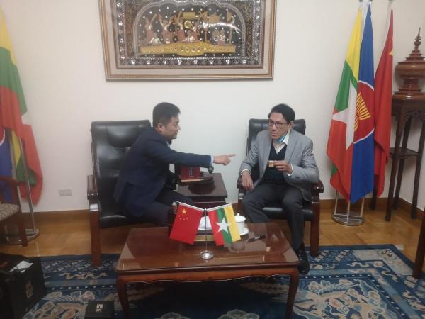 “釣魚貢”酒走進緬甸駐華大使館獲苗丹佩大使稱讚並收藏