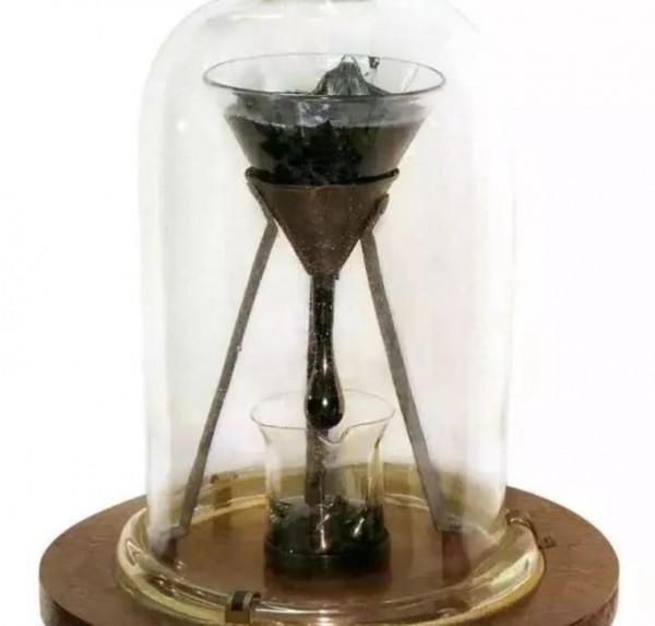 “熬死了”兩位教授，持續九十多年的瀝青滴落實驗，意義何在？