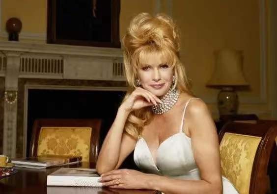 28歲伊凡娜二婚嫁特朗普,穿露肩白婚紗太驚豔,31歲特朗普也英俊 28歲伊凡娜二婚嫁特朗普,穿露肩白婚紗太驚豔,31歲特朗普也英俊