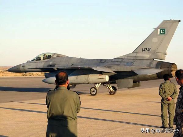 “巴鐵”訂購36架J-10C後，將放棄全部F-16？美製戰機才是首選