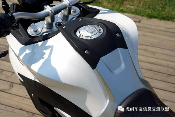 濤哥‘暴力’試駕：隆鑫VOGE無極500DS摩托駕馭感受