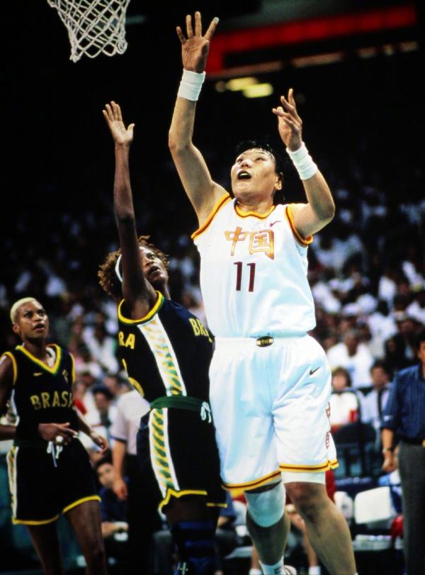 “中國長城”鄭海霞：43歲嫁粉絲，54歲沒孩子，姚明找她借鞋穿