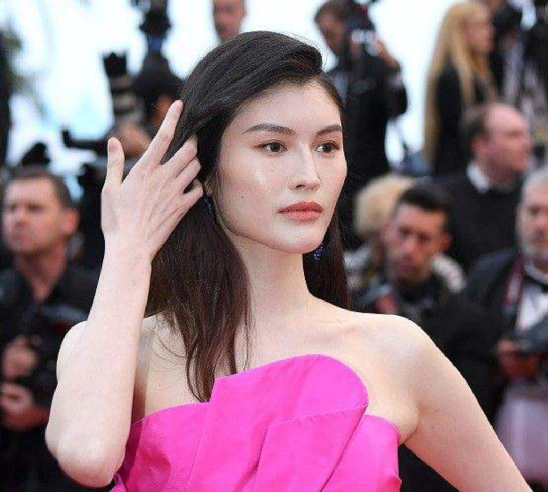 定居內地的港星現狀:有人通告不斷,有人蝸居小縣城,有人買房 定居內地的港星現狀:有人通告不斷,有人蝸居小縣城,有人買房