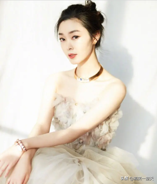 宋軼亮相活動，一身薄霧紗裙清新明亮，大片丸子頭甜美又知性