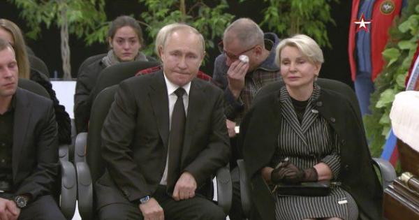 俄總統“接班人”因救人身亡,普京扶棺痛哭,2人有相似出身經歷 俄總統“接班人”因救人身亡,普京扶棺痛哭,2人有相似出身經歷