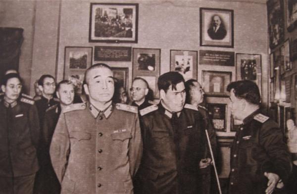 1957年，12位開國將帥在莫斯科大合影，彭老總站中間，粟裕站後邊