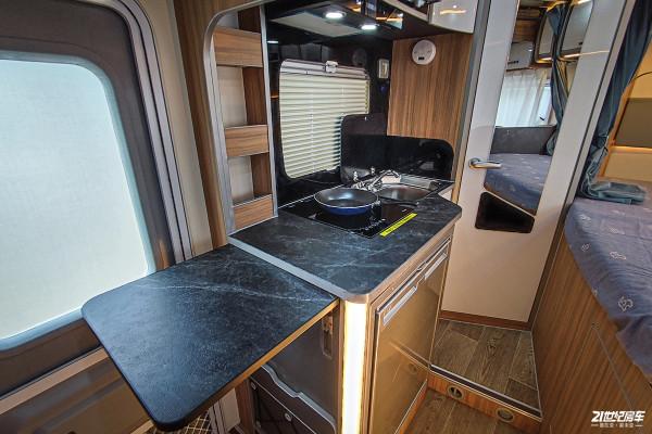 小額頭有兩張床,L型會客區滿足多人使用,新星新依途T600 小額頭有兩張床,L型會客區滿足多人使用,新星新依途T600