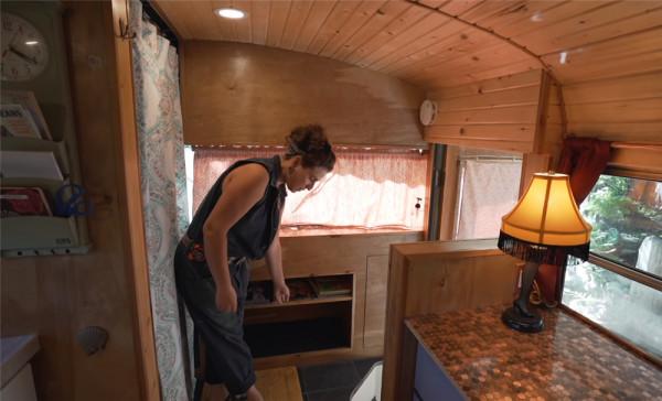 她買下1969年報廢校車，將車殼變成13㎡鄉下蝸居，網友：是真的服