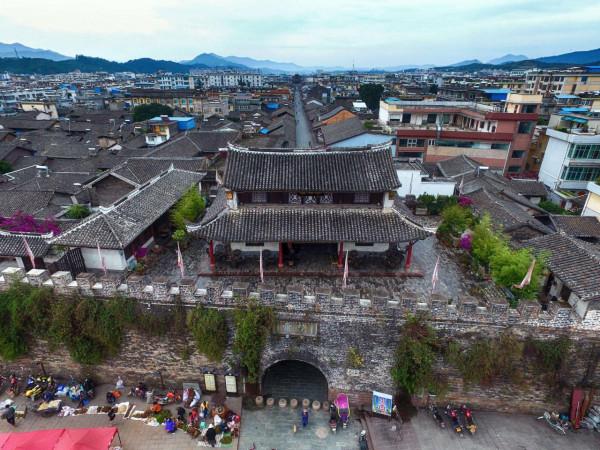 民國三十年雲南徒步十天，終於走到會理縣城，飽餐二十幾個菜
