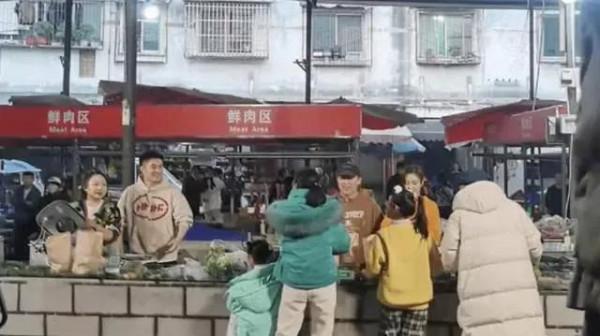 47歲黃渤現身小鎮菜市場,賣橙子動作熟練,佟麗婭氣質太出眾 47歲黃渤現身小鎮菜市場,賣橙子動作熟練,佟麗婭氣質太出眾