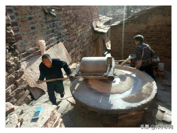 為啥很多小販到農村收石磨？200元購入，一轉手就賺幾千元