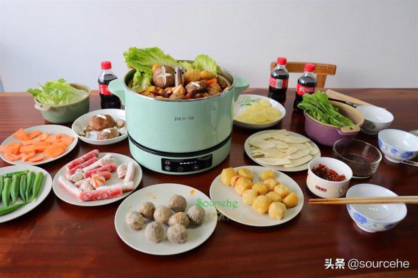 中秋家宴在家吃麻辣火鍋，方便快捷，豐富的食材，實惠又美味