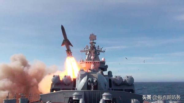 055遇上“瓦良格”:兩代“巨獸”誰更強?南昌艦輸在戰鬥部太小 055遇上“瓦良格”:兩代“巨獸”誰更強?南昌艦輸在戰鬥部太小