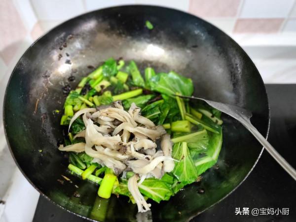 平菇這樣做才好吃，白嘴都能吃一盤，連調味料都省了，香不長胖