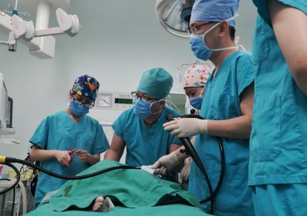 英國2歲男嬰誤吞紐扣電池，心臟被燒傷去世！小電池為何這麼毒？