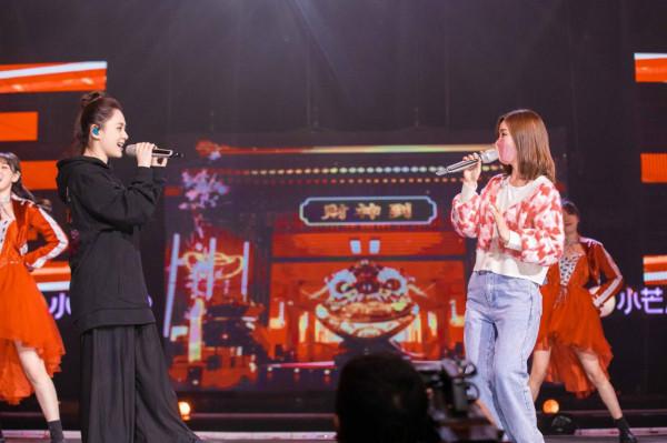 趙文卓《小芒年貨節》晚會後臺舞獅氣勢十足，陳立農撐傘演唱氛圍感拉滿