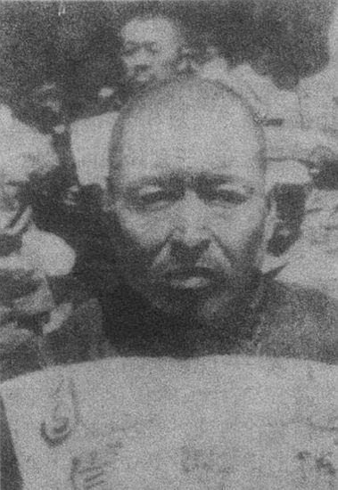 75年中央派人到新疆慰問，毛主席囑託：請放一束野花到我弟弟墓前