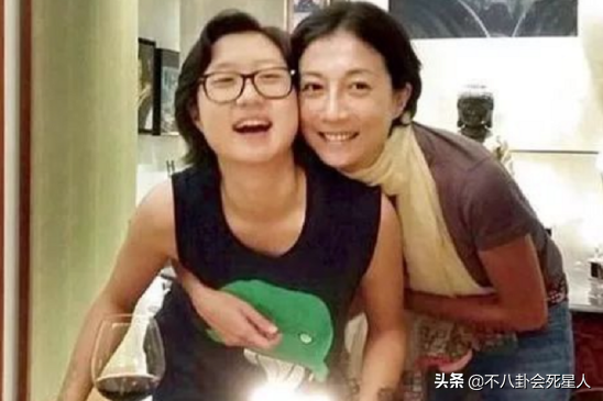 同爸不同命的星二代，成龍兒子開百萬豪車，女兒住百元賓館